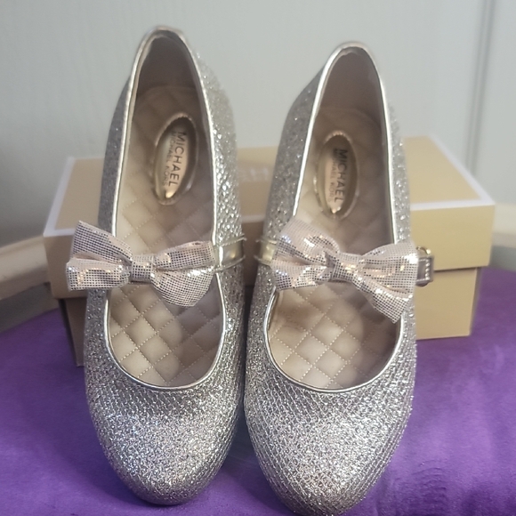 MICHAEL Michael Kors Glittery Silver Dress Shoes for Kids - Picture 3 of 7